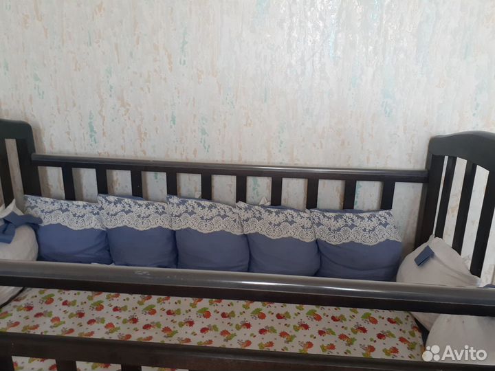 Детская кроватка с маятником