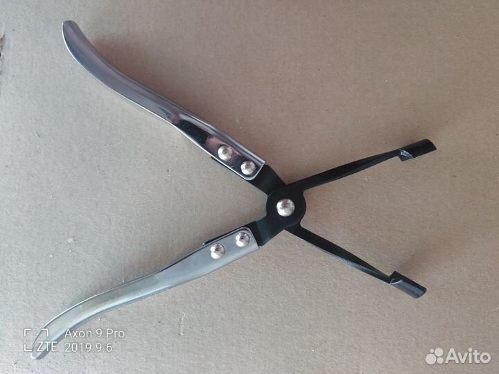 Съёмник маслосъёмных колпачков