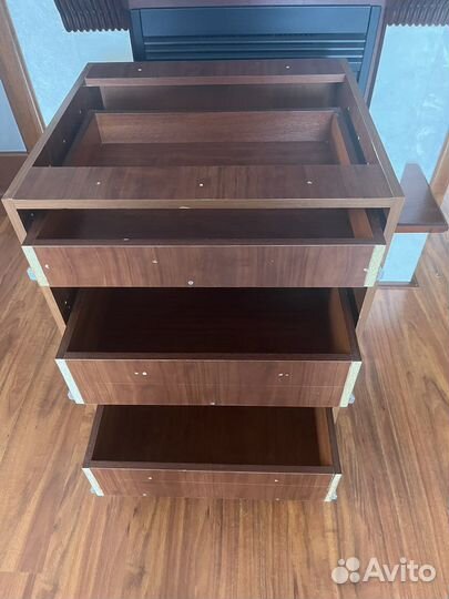 Тумба с выдвижными ящиками