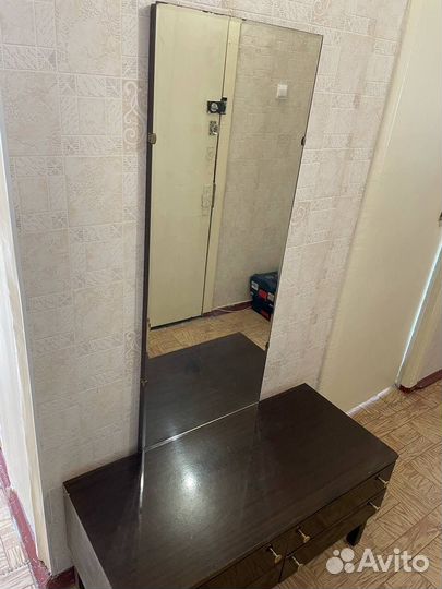 Трюмо с зеркалом