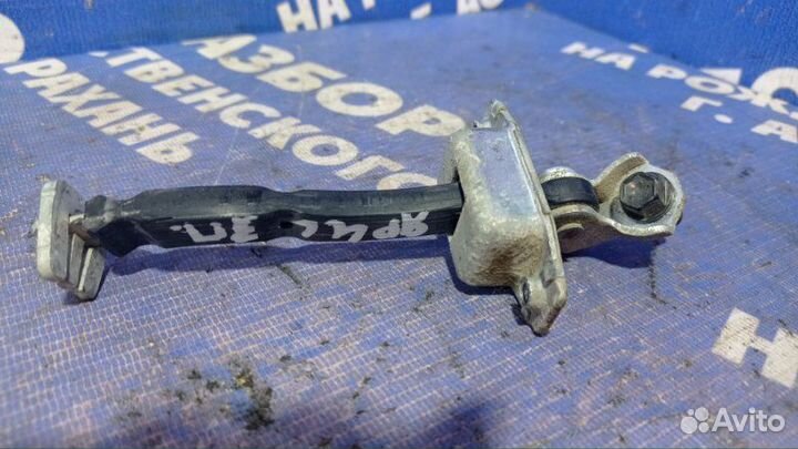 Ограничитель двери Toyota Yaris хэтчбек 2009