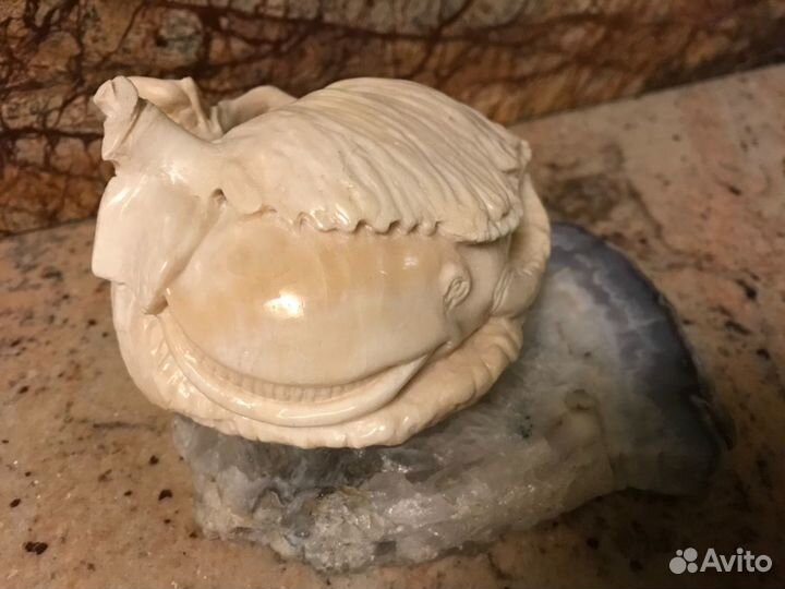 Композиция кит в море. Кость. Камень агат