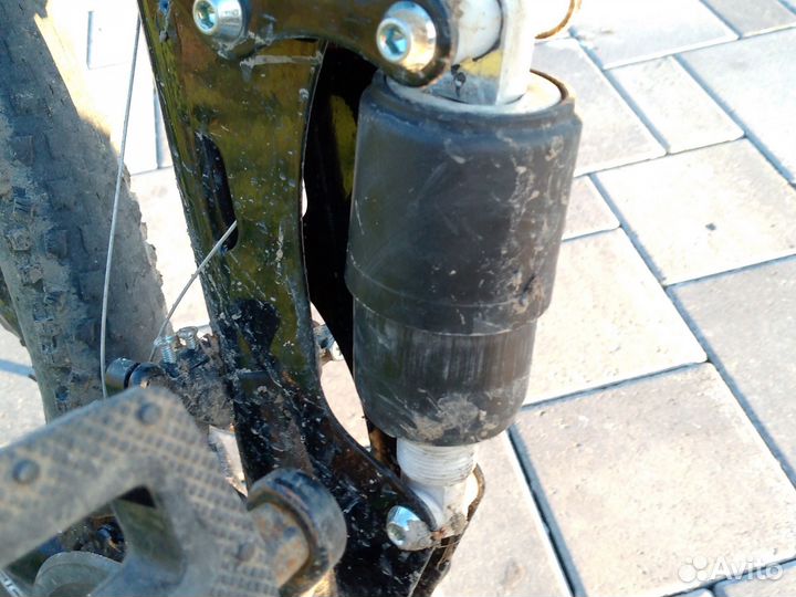 Велосипед BMW в не очень хорошем состоянии