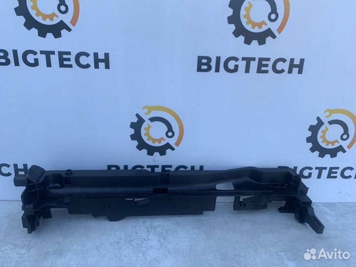 Рамка радиатора левая Mercedes C W205 A0995042118