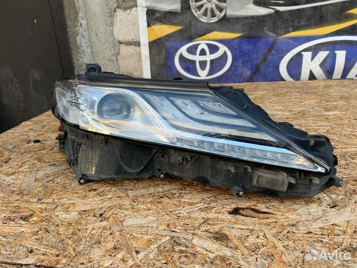 Передняя правая фара трех диодToyota camry v70