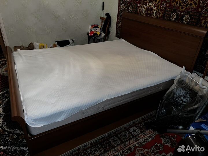 Кровать