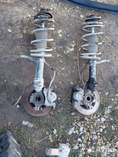 Передние стойки Peugeot 106