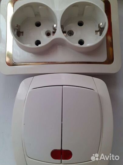 Розетка и выключатель
