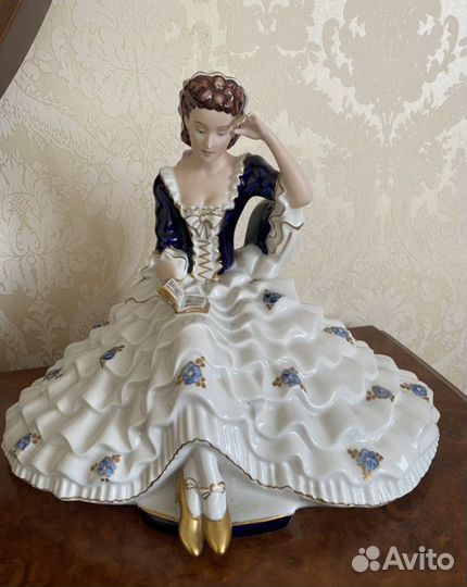 Фарфоровая статуэтка «Девушка с книгой»