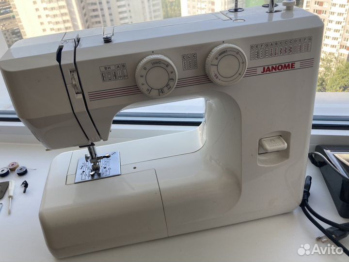 Швейная машина Janome