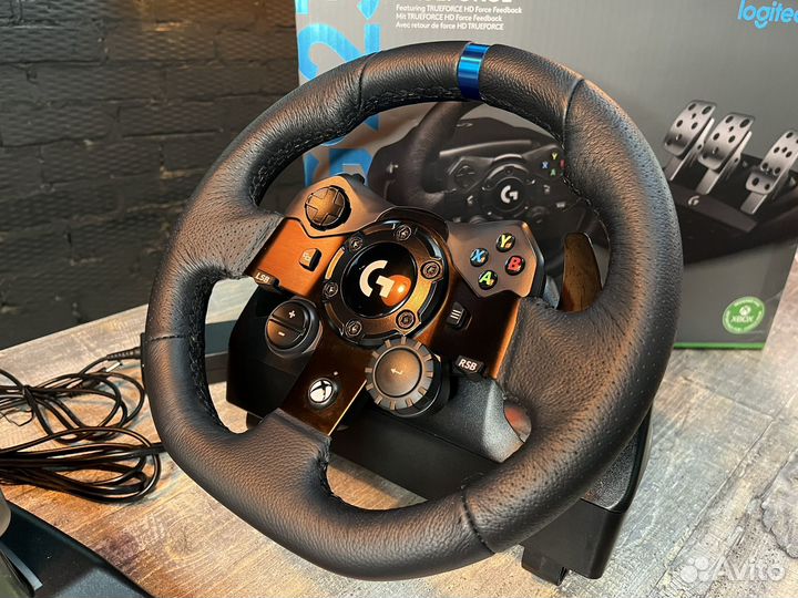 Игровой руль Logitech G923 с тремя педалями