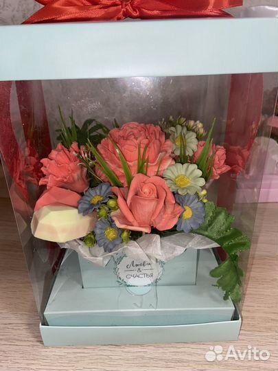 Подарочная коробка с цветами из мыла