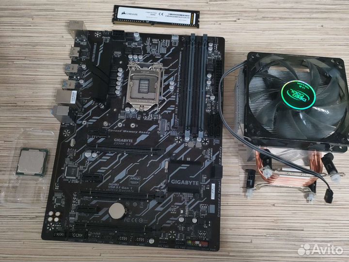 Материнская плата с процессором, кулером и памятью