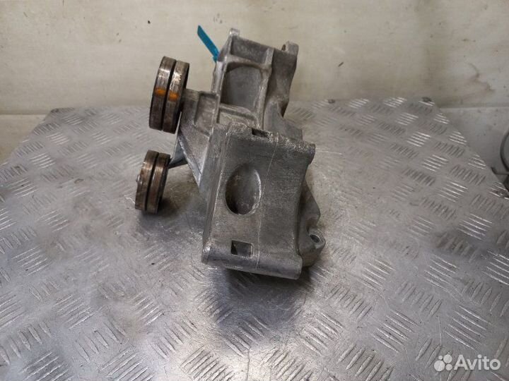 Кронштейн генератора Volkswagen Golf 4 1.4 MPI