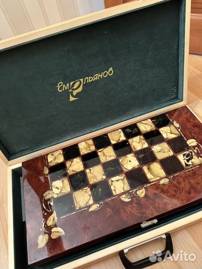 Шахматы из янтаря