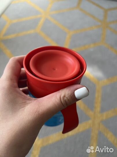 Кружка и контейнер для фруктов