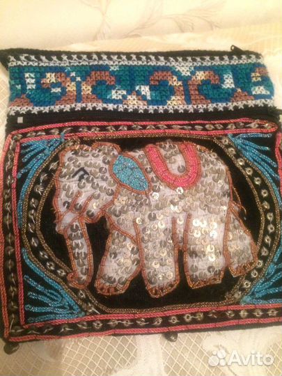 Женская сумка через плечо с вышивкой и пайетками