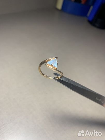 Золотое кольцо с на топазом