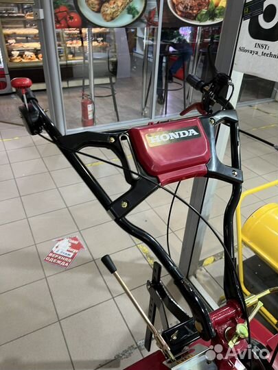 Снегоуборочная машина Honda