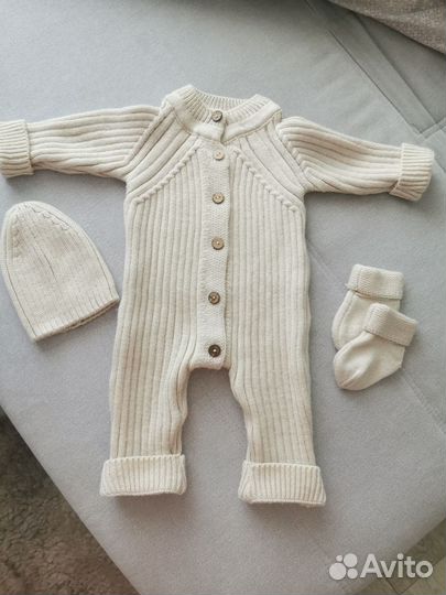 Вязаный костюм для новорождённого