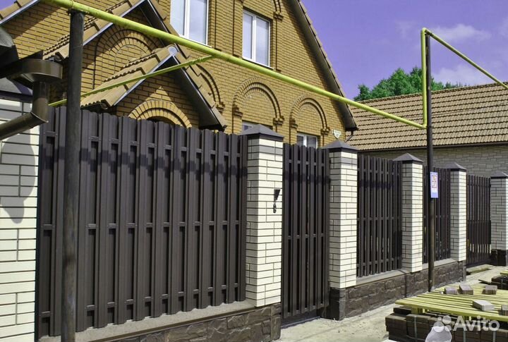 Заборы из евроштакетника со склада новые