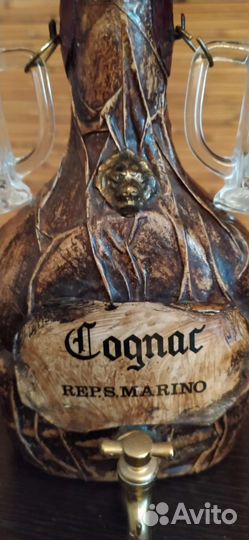 Графин с кружками для украшения интерьера