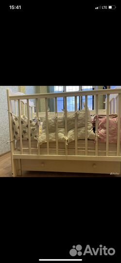 Детская кроватка с маятником