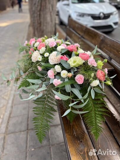 Настольная композиция из живых цветов
