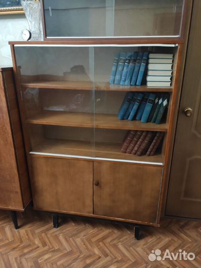 Книжный шкаф