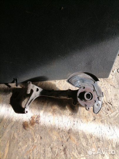 Кулак поворотный передний правый Volkswagen Passat