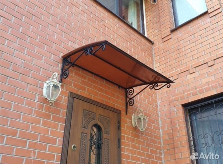 Козырек над крыльцом