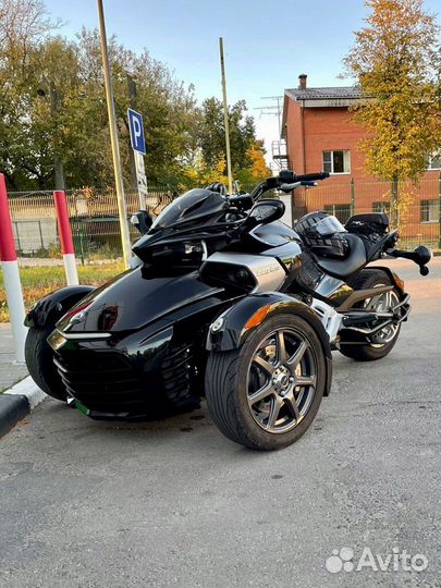 Трицикл BRP Inc Can-Am Spayder (супер спорт)