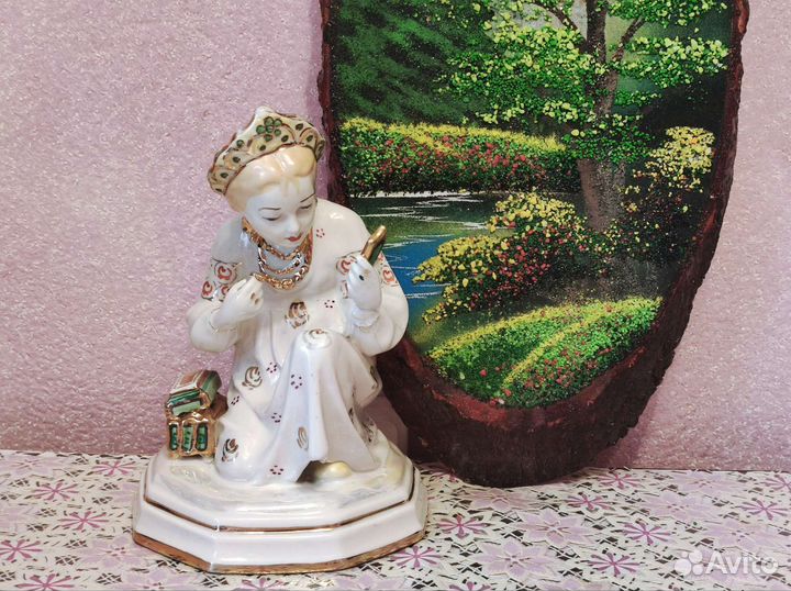 Статуэтка фарфоровая Малахитовая шкатулка. СССР