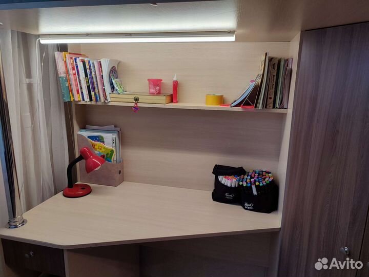 Детская кровать чердак со столом и шкафом