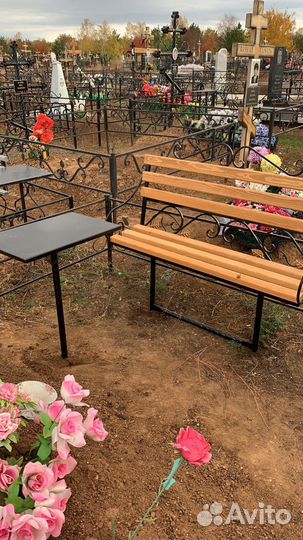 Уборка могил. Установка оград, крестов