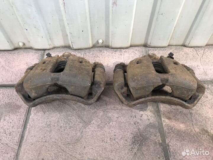 Суппорт передний левый правый Mitsubishi Colt Z30