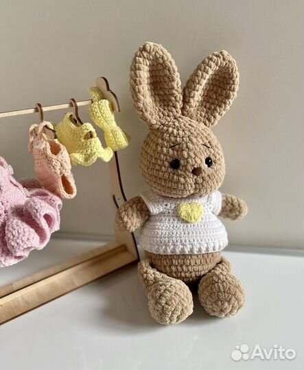 Вязаная игрушка ручной работы Заяц