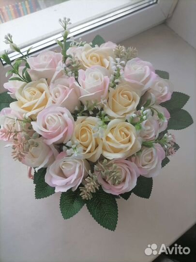 Нежный букет из мыльных роз на 1 сентября