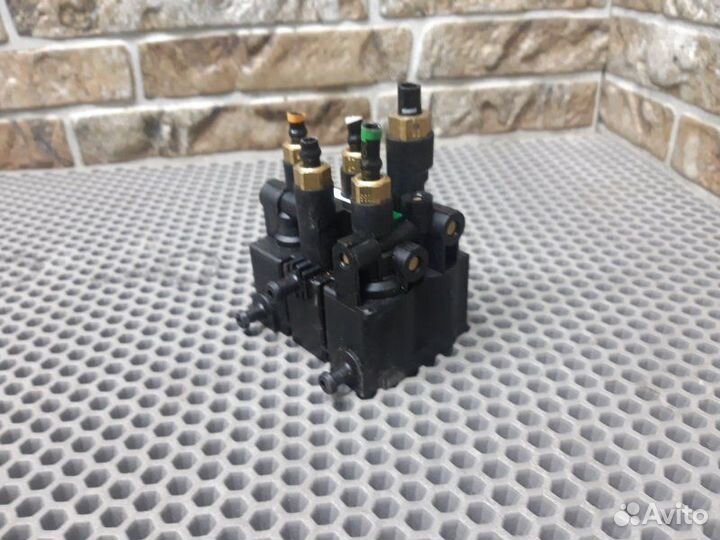 Блок клапанов пневмоподвески Land Rover Range