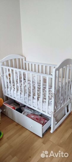 Детская кроватка с маятником и ящиком