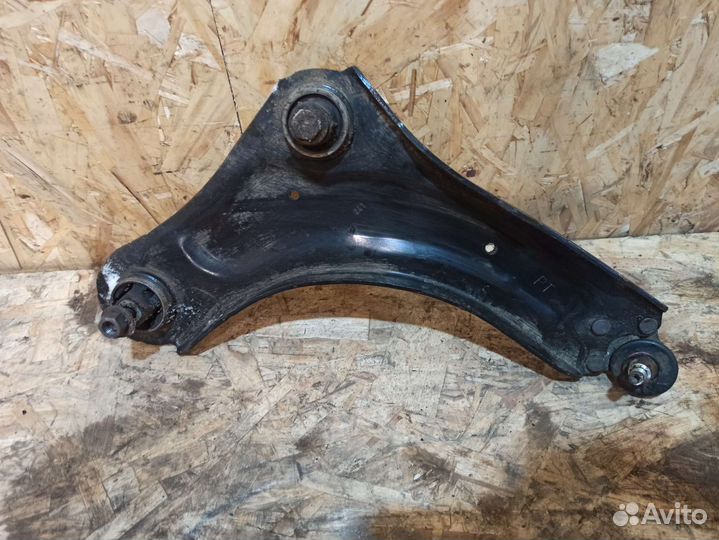 Рычаг левый Renault Fluence