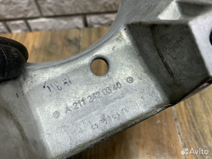 Mercedes Benz S W222 Кронштейн кпп задний