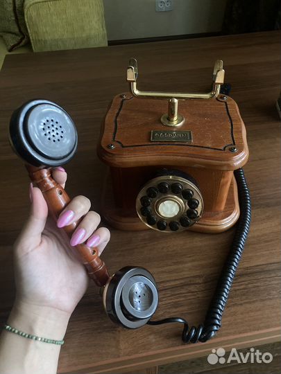 Винтажный телефон бутафория