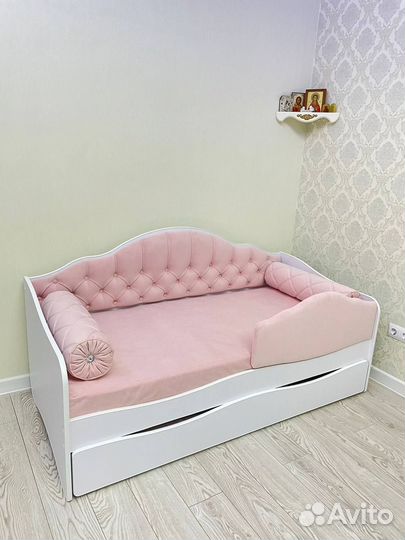 Детская кровать с мягкой спинкой