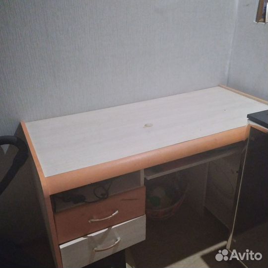 Письменный стол