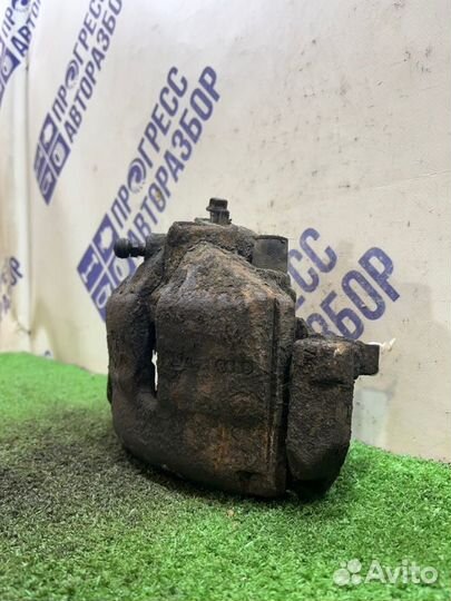 Суппорт передний правый Volkswagen Passat B6 седан