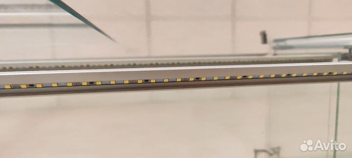 Стеклянная витрина с подсветкой