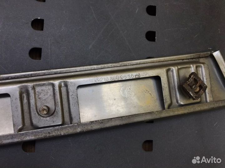 Хром бампера передний левый Mercedes-Benz E-Class