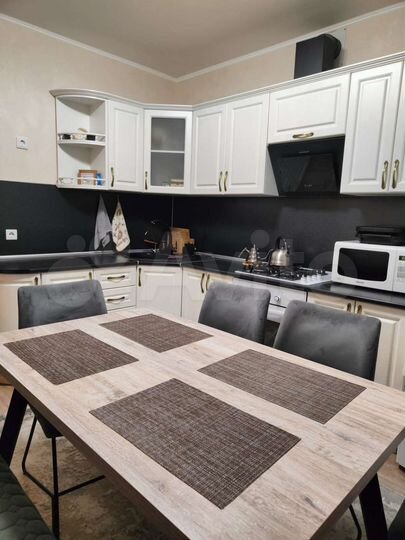 2-к. квартира, 52 м², 1/11 эт.