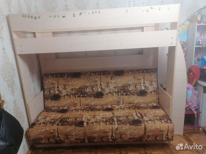 Двухъярусная кровать с диваном внизу